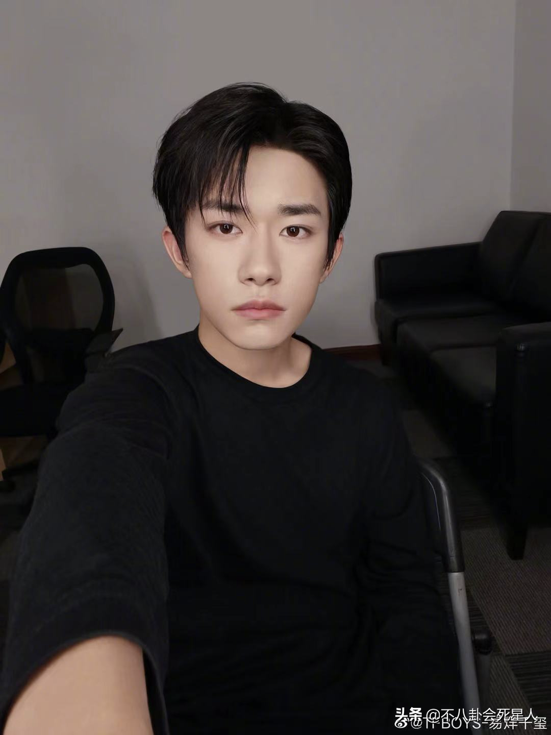 人民日报点名阿迪达斯辱华，杨幂杨颖等13位代言