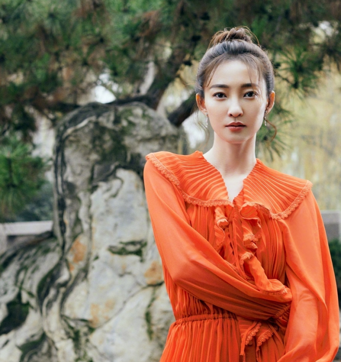 王丽坤真有一套，休闲装的都能“二八分”，但