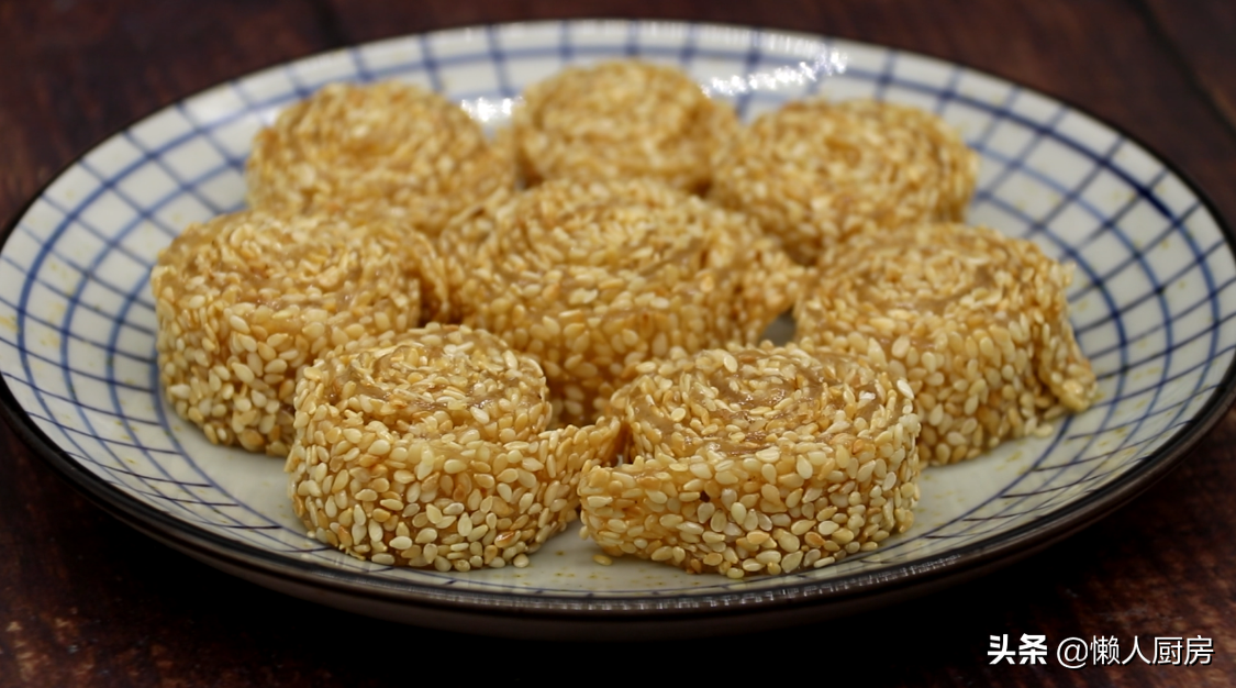 往糯米糊內倒入芝麻，用手壓一壓，就是小時候常吃的美食，有彈性