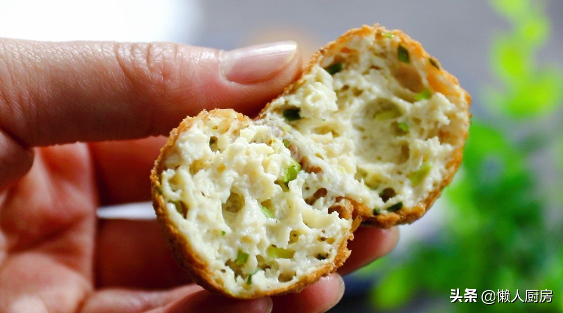 豆腐不用切，擠掉水分，比紅燒的豆腐更好吃，外脆里嫩