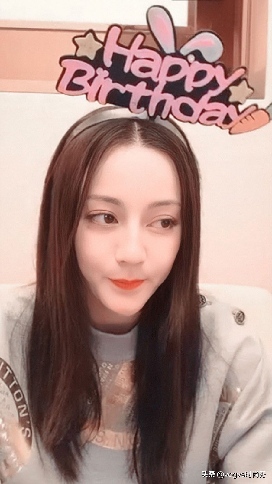 迪丽热巴直播庆祝生日，关掉滤镜后的颜值很真