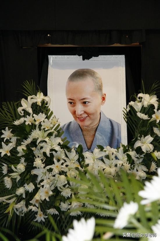 陈晓旭葬礼现场老照片:世间再无林妹妹,图9邓婕在现场悲伤欲绝