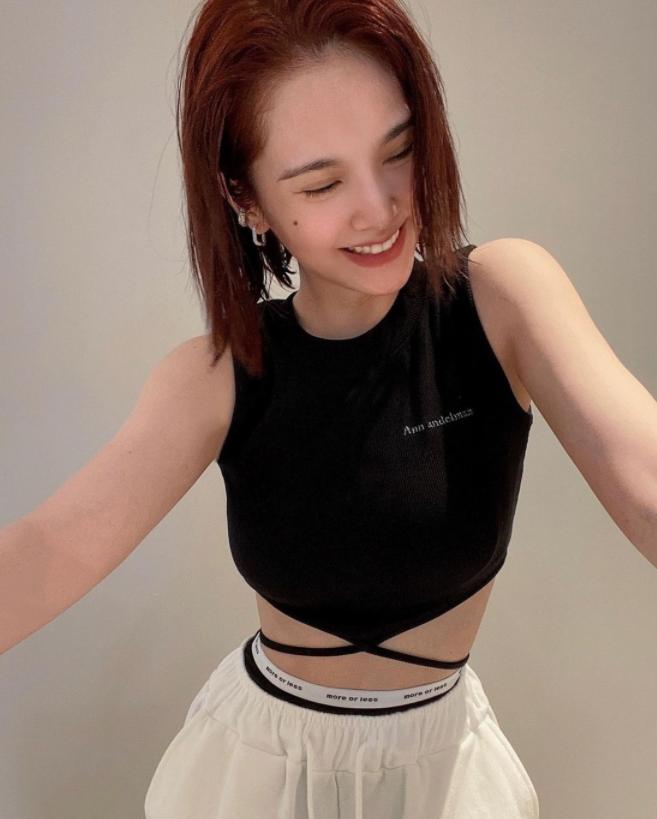 37-year-old-rainie-yang-took-a-beautiful-photo-after-working-out-she