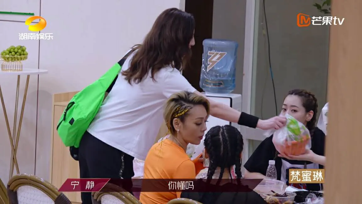 张艺兴《莲》,蔡徐坤《情人》蔡依林《玫瑰少年》,浪姐别样演绎