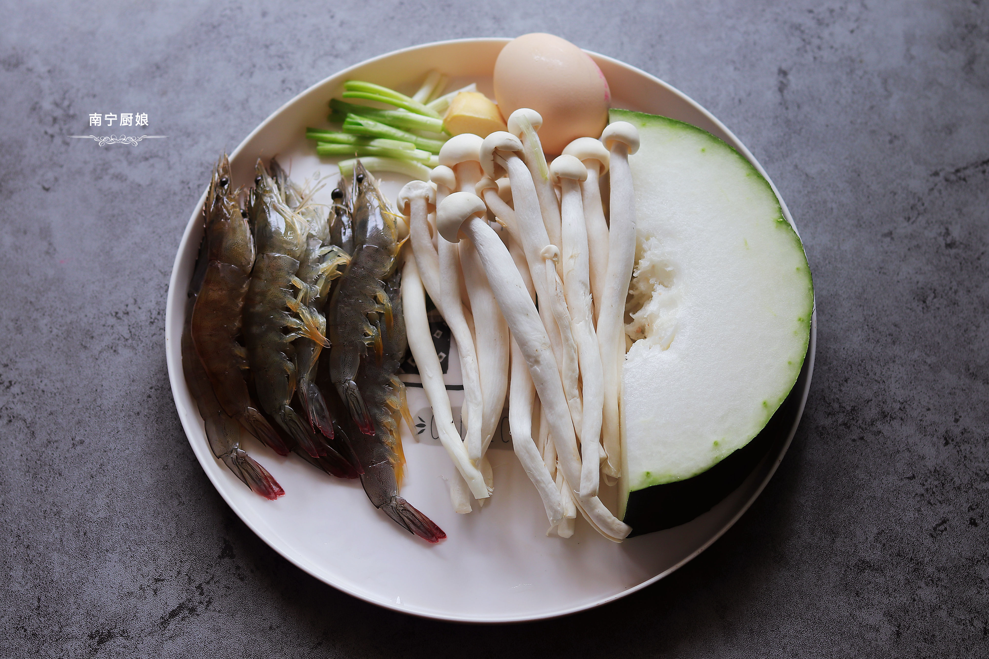 冬瓜虾仁白玉菇搭配一起煮汤，低脂营养又鲜美，喝一口就念念不忘