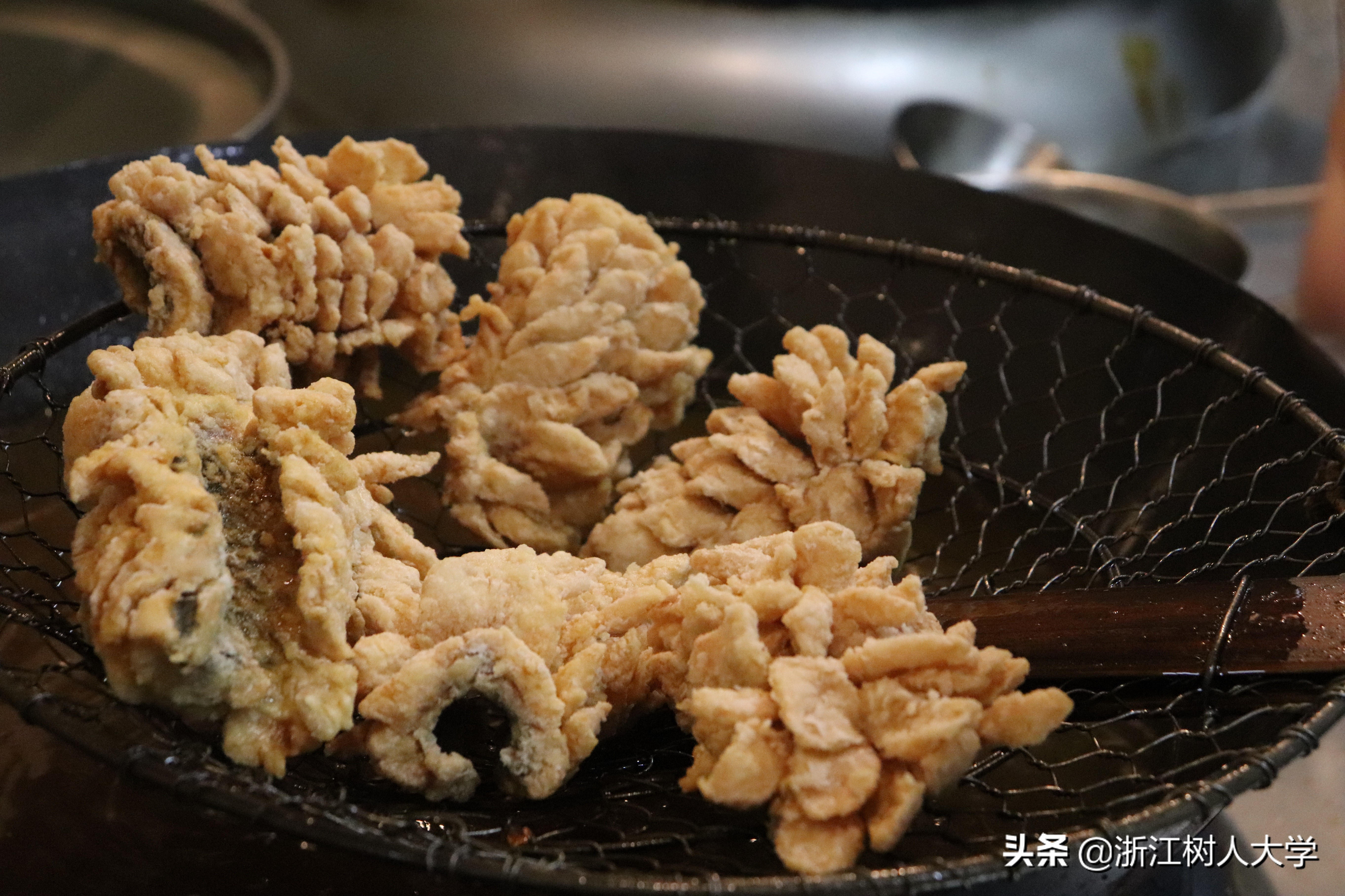 糖醋里脊、葡萄鱼、辣子鸡！刚毕业，就有点想念母校的食堂了