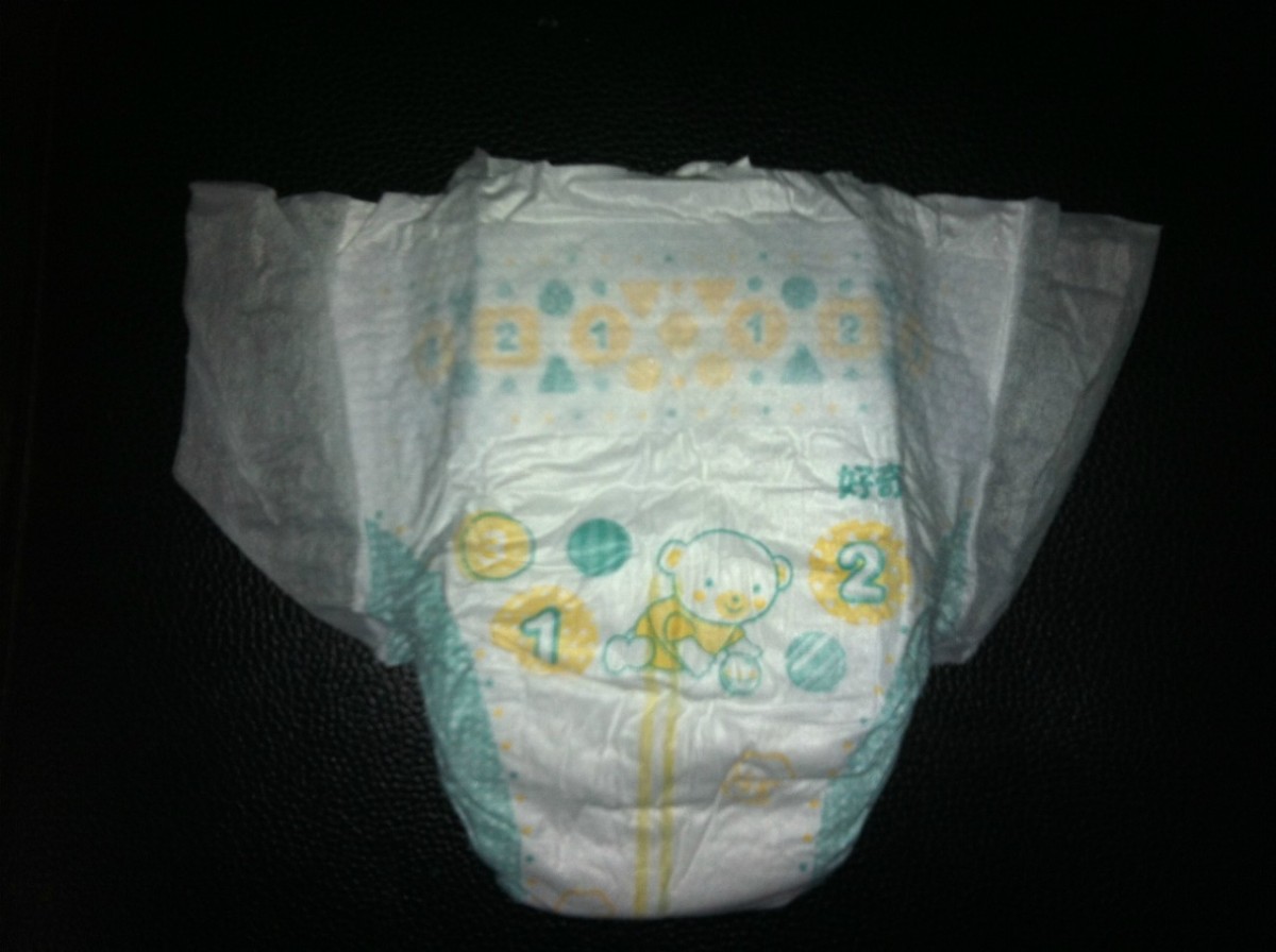 Careless dad changed the baby's diapers, an action hurt the baby's