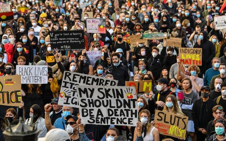 澳多地爆發抗議，10萬民眾將逼宮總理，莫里森提到開槍射擊