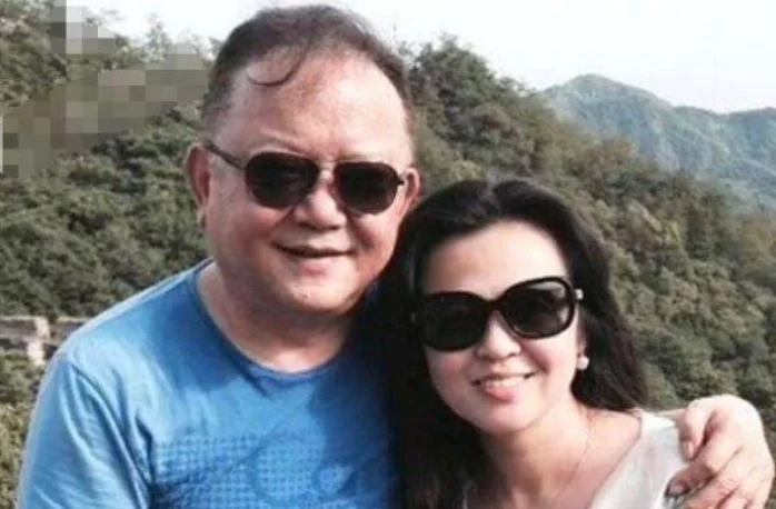 70岁王刚生活不易，妻子一月花上百万，和儿子相