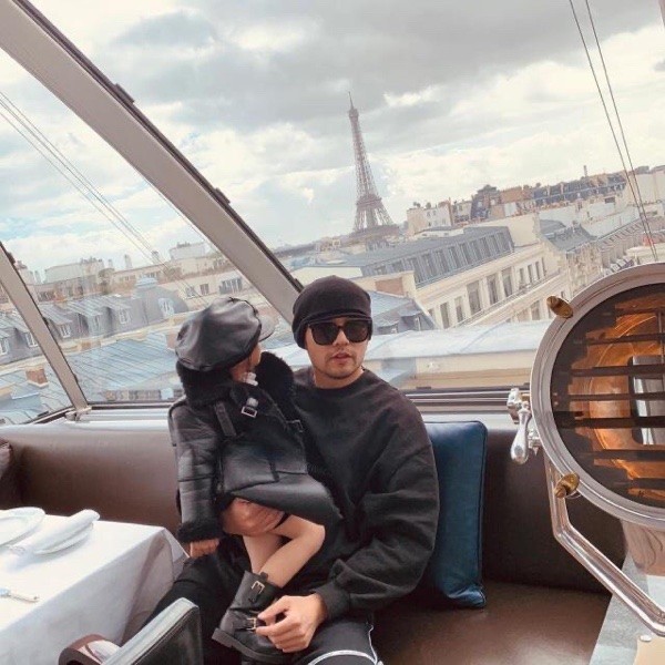 周杰倫女兒學習小提琴，長捲髮淑女樣超可愛，房間佈置豪華溫馨