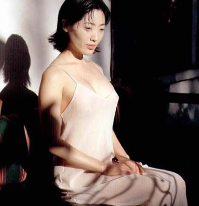 90年代最性感女神杨思敏，从走红到做“缩胸手术