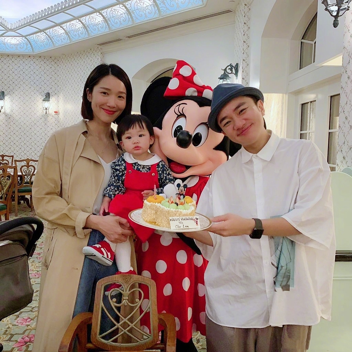 王祖藍一家出行，女兒追逐小貓超可愛，李亞男挺孕肚跟拍畫面溫馨