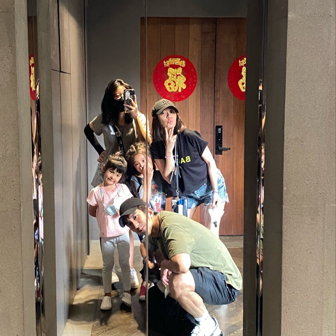 賈靜雯全家統一換髮型，修傑楷被剃成陰陽頭，梧桐妹露額頭超像媽