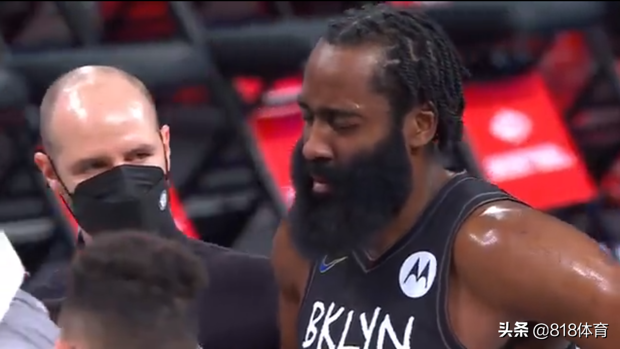 Be awkward! With a ha ascended dribble carry to lose, be bumped into by Matthews buttock the face is grabbed, sit on the ground one face is confused