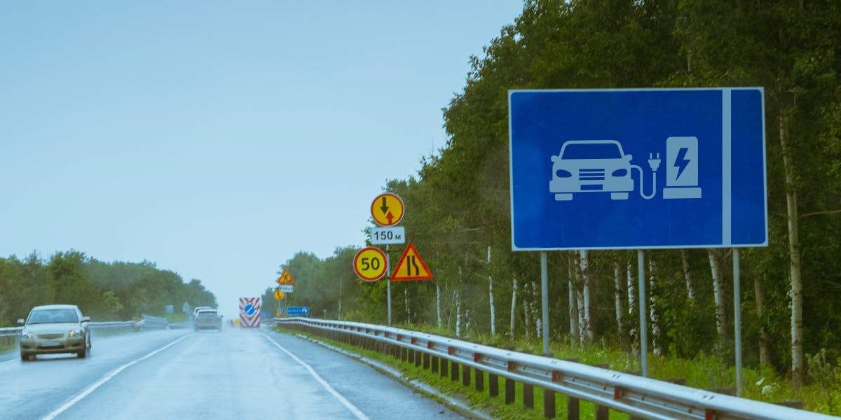 在电动汽车时代的影响下，未来的道路指示牌会是这样？