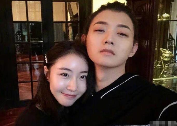 男星与妈妈拍婚纱照 母子二人姿势不雅似情侣 网友 这不合适吧 资讯咖