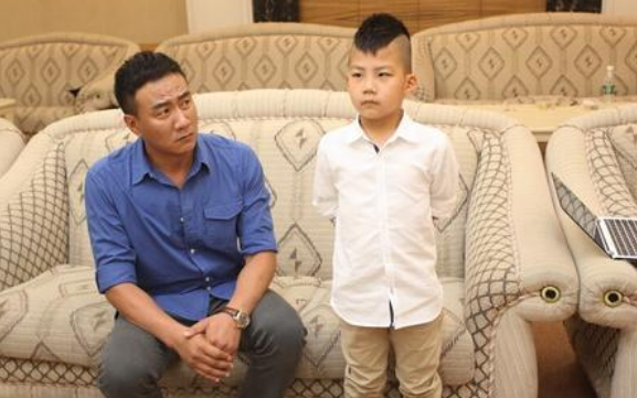 胡軍妻子曬照為兒子慶生，12歲康康身高已超媽媽，帥氣小伙來襲