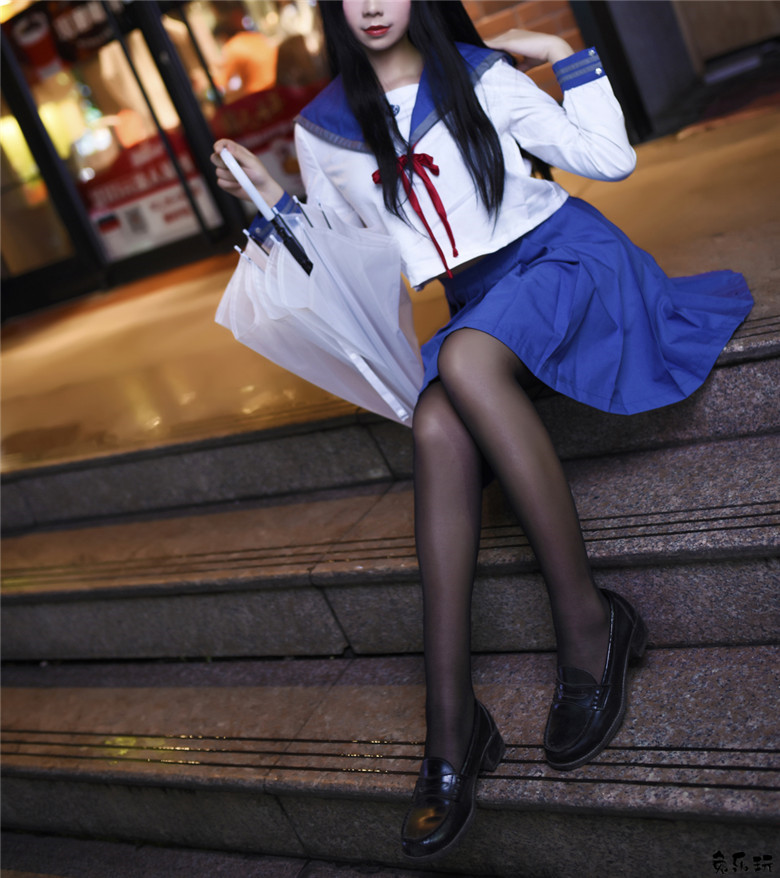 清新美少女打伞漫步夏日细雨中