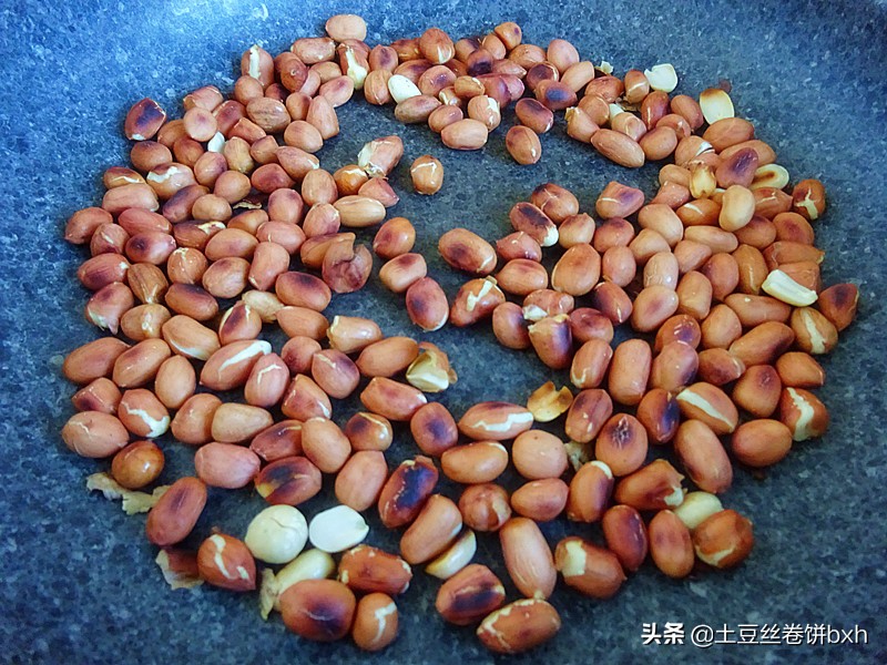 花生米的新吃法，用平底鍋做成小麵點，口口留香，老少都愛