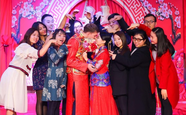 美国男子拿出中国国籍提出求婚，诚意十足，女方父母欣然接受