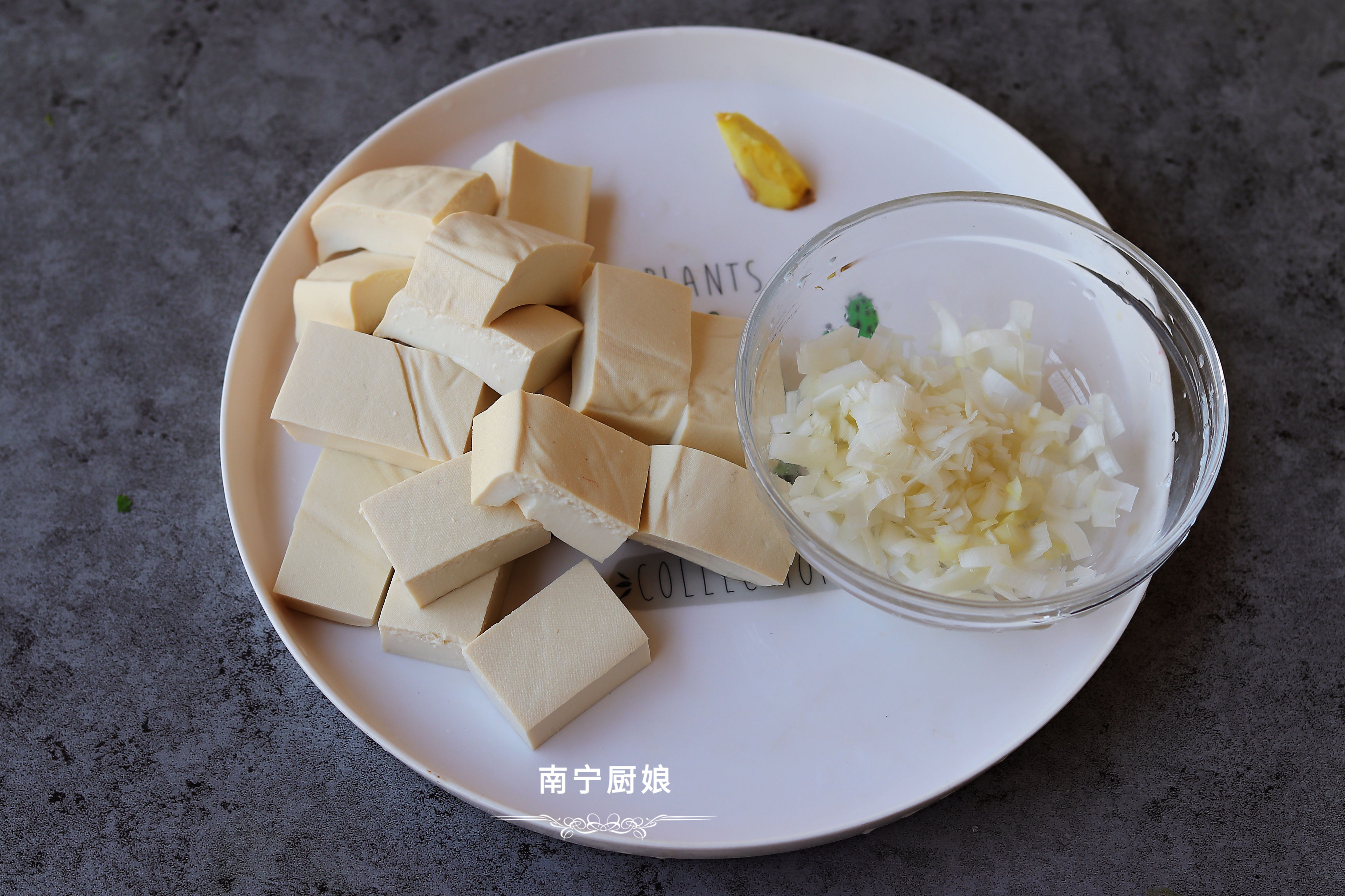 豆腐炸一炸，再和大蔥拌一拌，沒想到這麼好吃，上桌驚艷了全家人