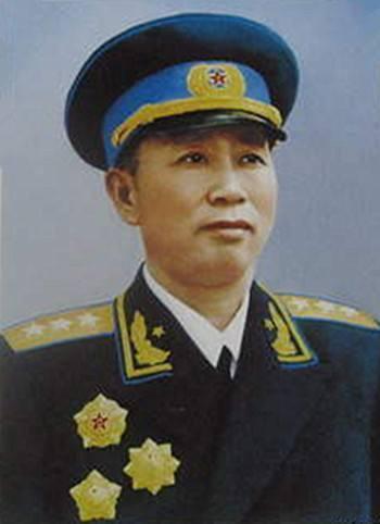 毛泽东亲自坐飞机检验空军，结果空中遭遇险情，吓坏刘亚楼