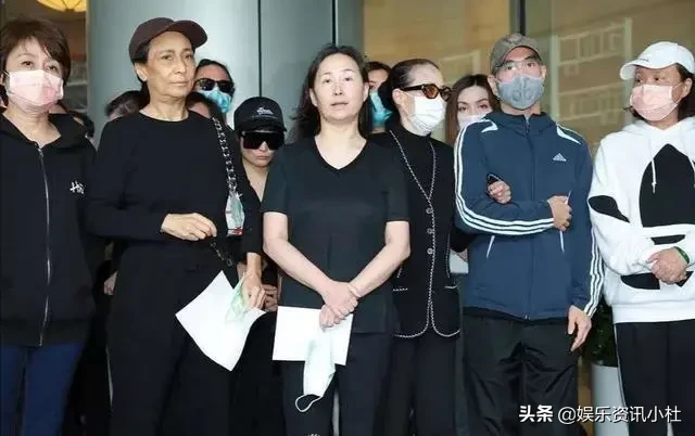 何超琼站C位哀悼赌王，大房女儿罕见露面，奚梦瑶低头站最后排