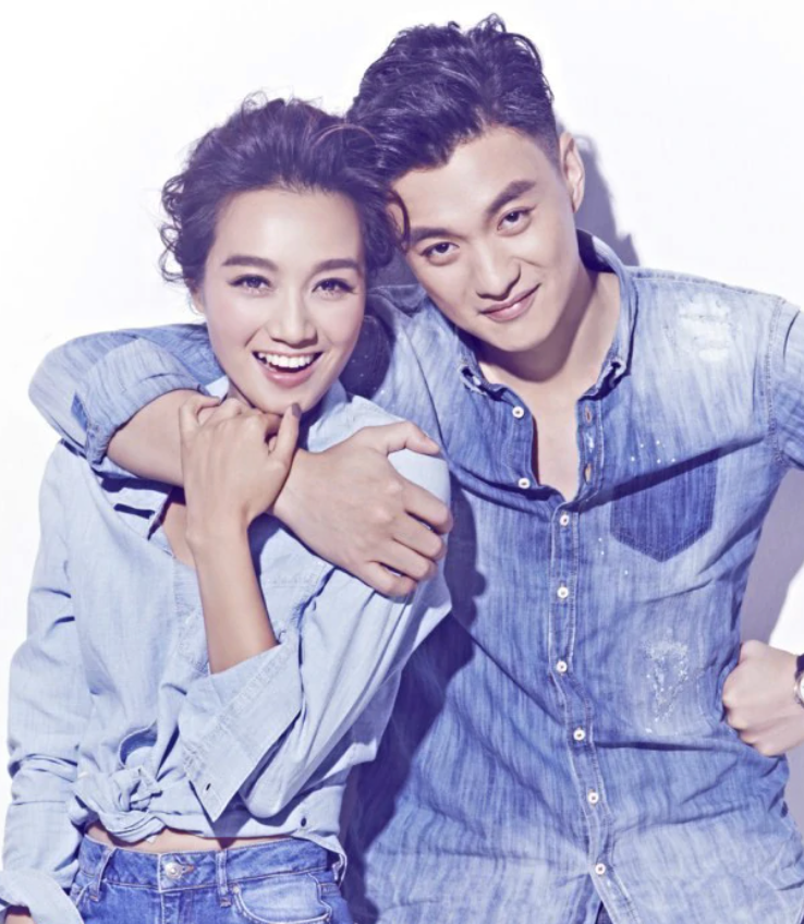 朱丹带一双儿女赶飞机，不时低头看孩子，却不见丈夫周一围的身影