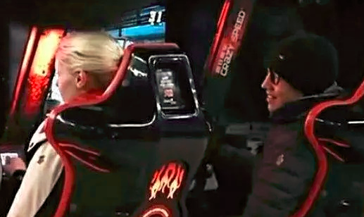 撒贝宁外国妻子晒亲吻照，穿露背紧身裙秀身材