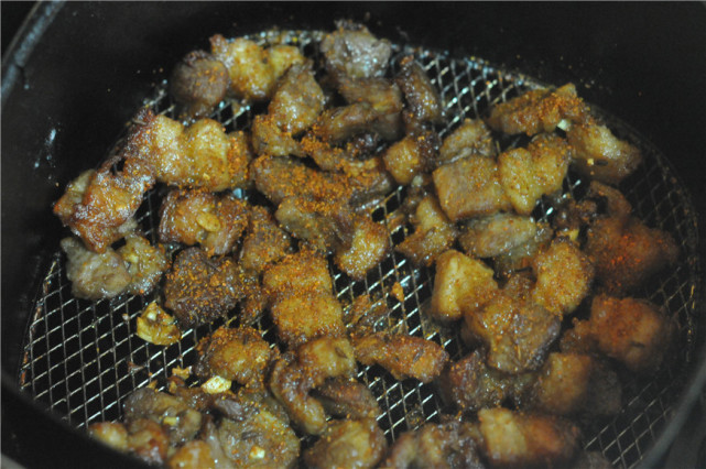 我家五花肉从不红烧，淋一勺酱油，不炒也不炖，一大盘不够吃