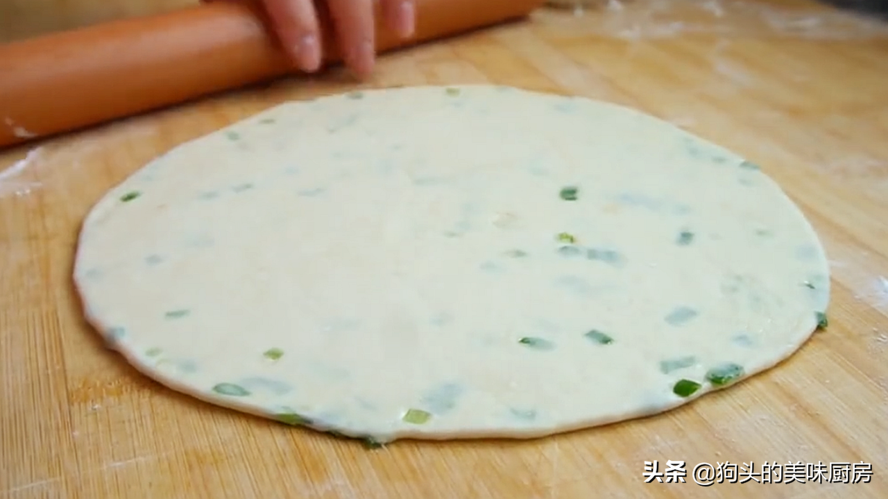 想吃蔥花餅別再買了，在家就能做，加一把蔥跟鹽，外酥裡軟，真香