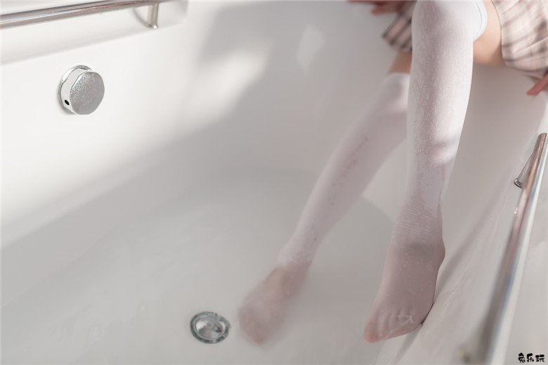 浴缸里的白丝格子裙
