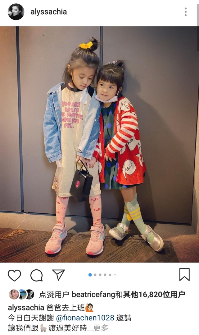 賈靜雯帶娃外出過週末，波妞熊抱羊駝超大膽，門牙脫落笑容很喜感