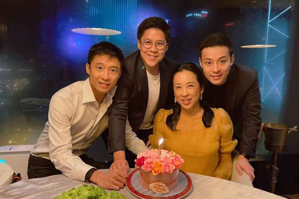 郭晶晶为婆婆庆生表感谢！打扮精致气质不俗，两人亲密合影似姐妹