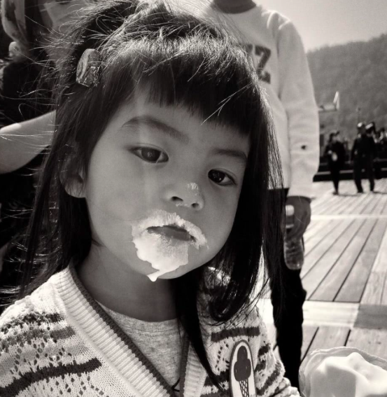 波妞超爱美，在家要学咘咘戴眼镜，合影还要把衣服拉开链子