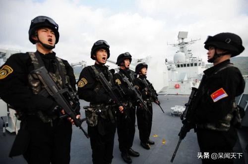 作战能力强大的航母上，为何还要有士兵持枪巡逻？到底怕什么
