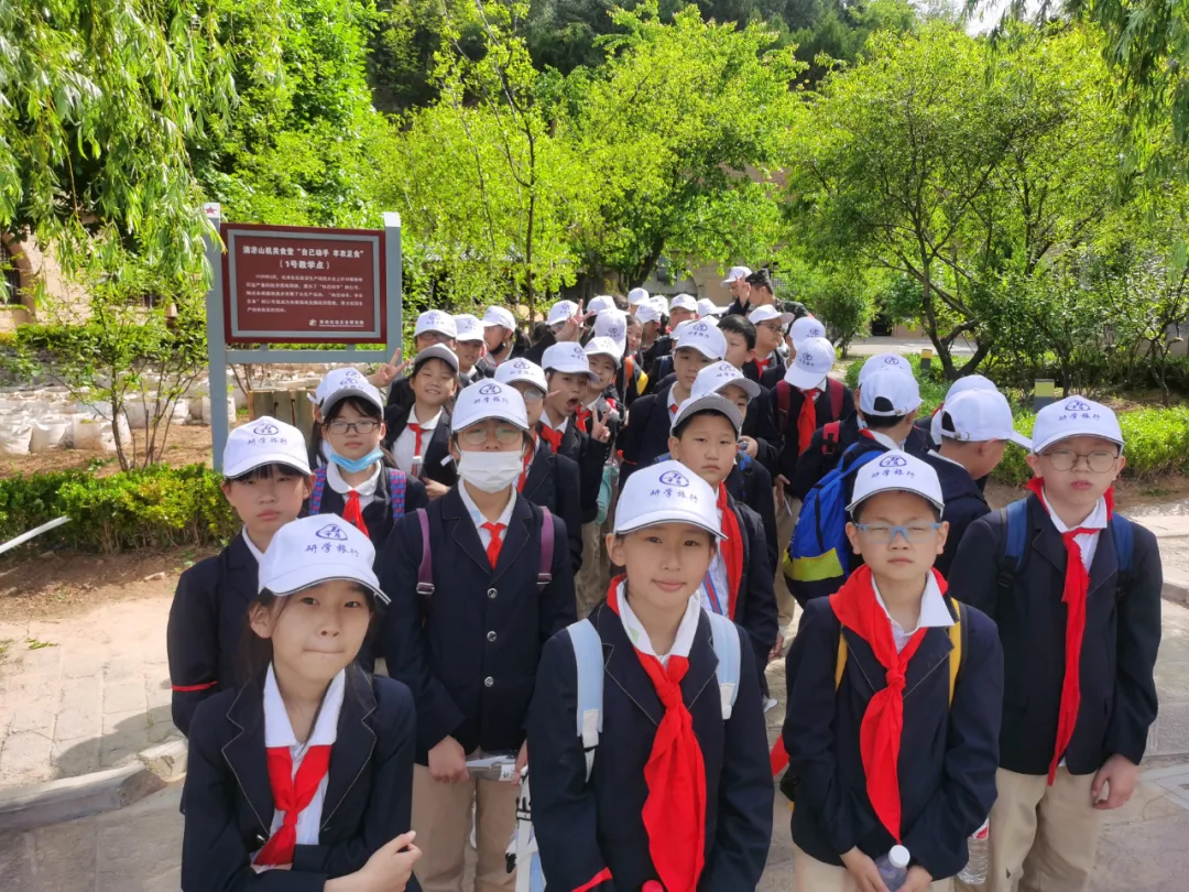 跟随600名学子的脚步,一起去了解延安最有文化的一座山