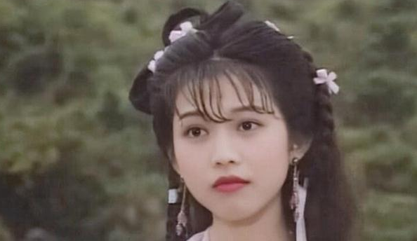 女星年轻时有多美？本以为蔡少芬够惊艳了，看到袁泉：一眼万年