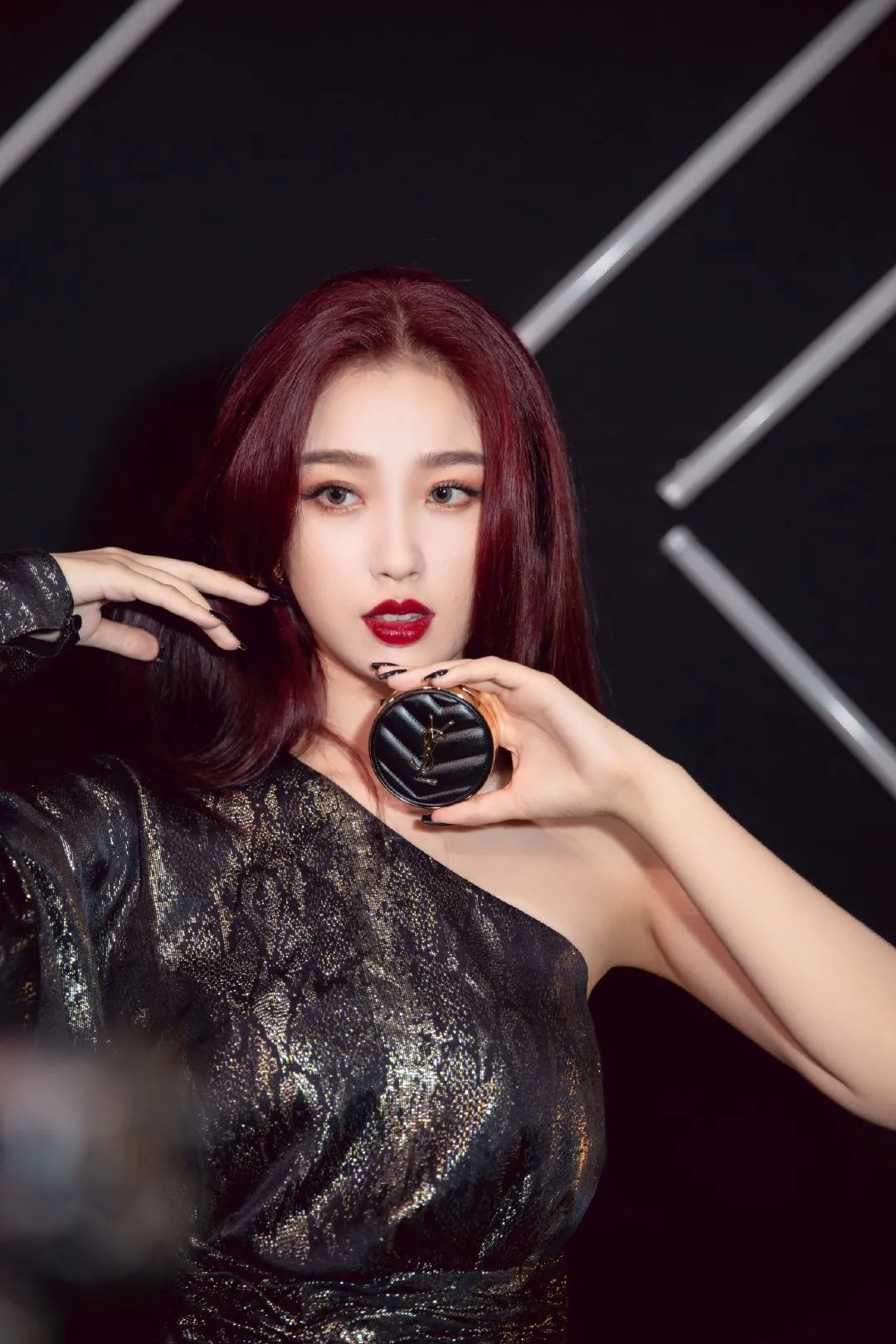 虞书欣终于不藏起好身材了!穿一袭波点露肩裙,女明星光环好耀眼