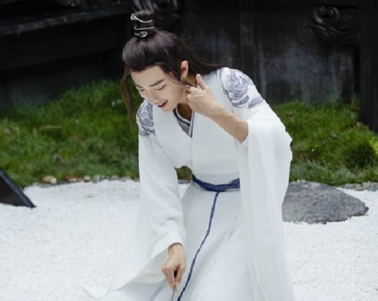 肖战被路人撞脸，照片曝光后众人质疑：这是本