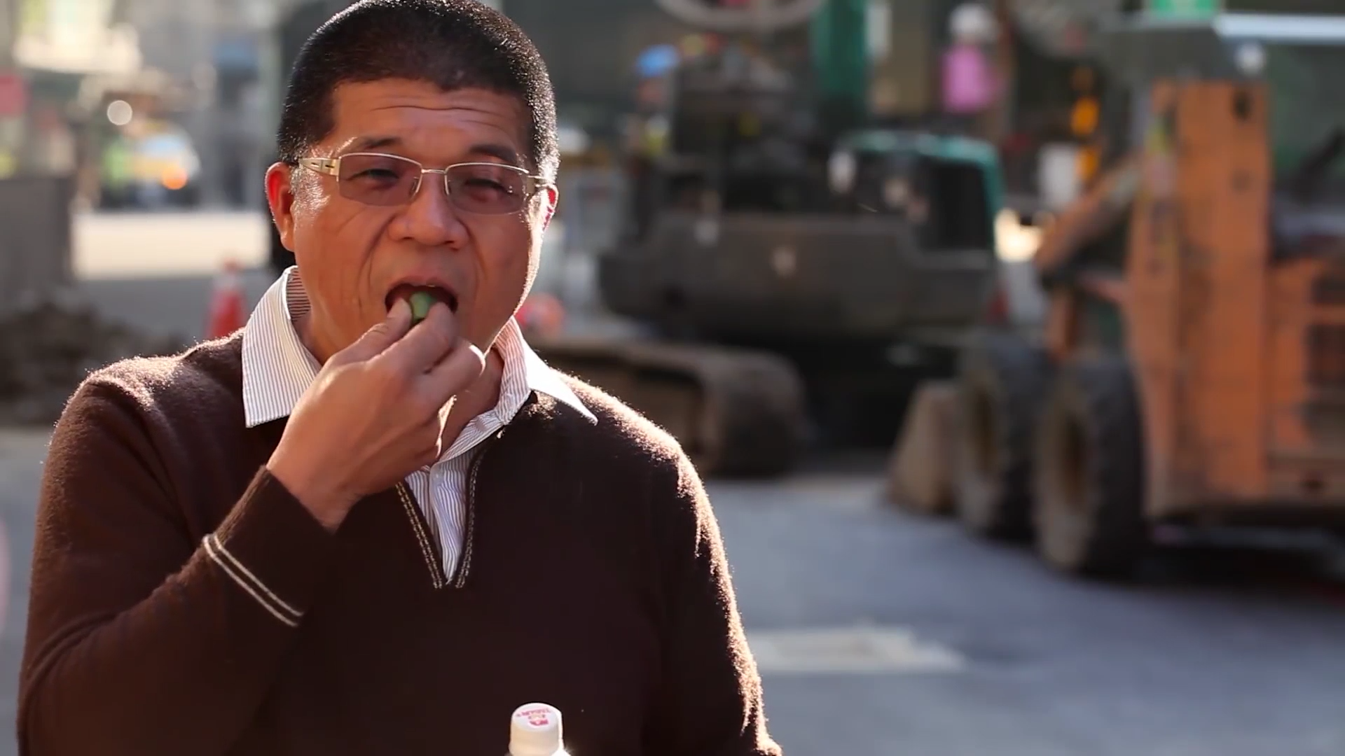 不爱嚼食槟榔的人认为:初次嚼槟榔的感觉像是被人掐住了脖子,并且还