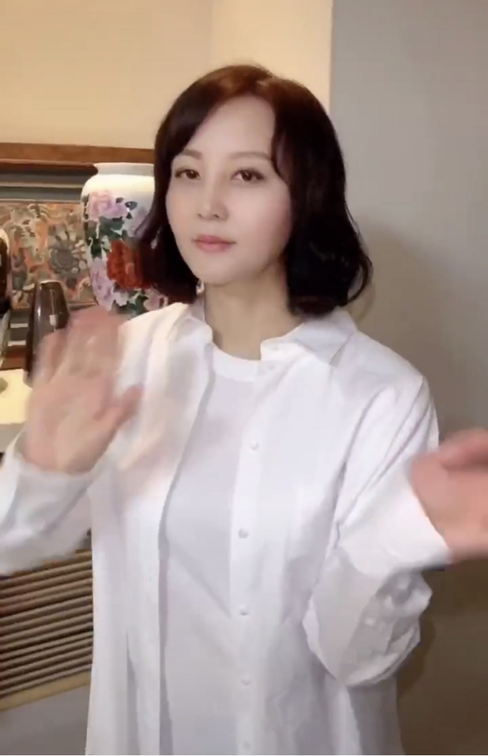 陶红的脸真是个谜，出道32年，但皮肤嫩的好似能