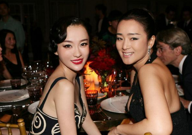 霍思燕与老公路边亲热互动！穿紧身短裤拉太高，秀一截白净大长腿