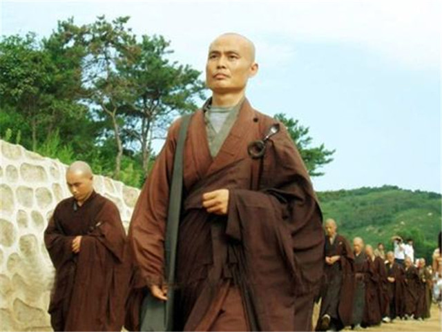 大悲寺僧人路过闹市却心如止水，梁宏达：这是