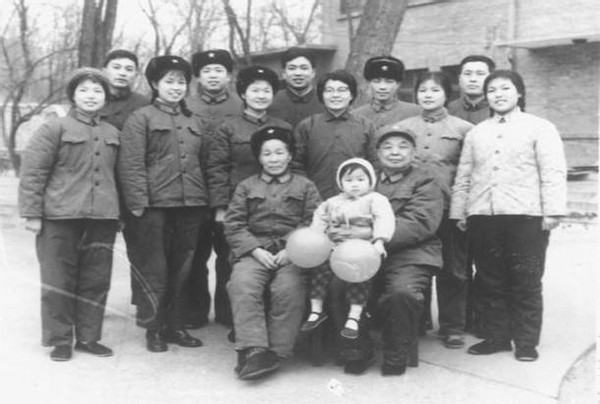 建国后，司令的警卫员发现一名乞讨老太，一问才知是首长的老母亲