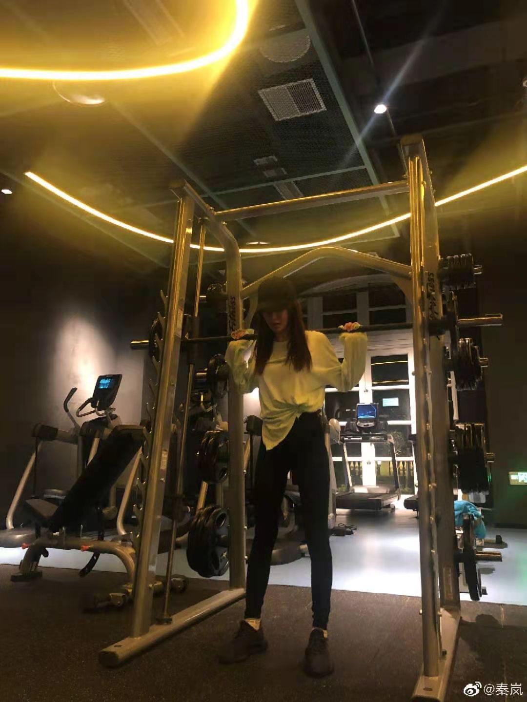 秦岚与小7岁男星雪中热舞亲吻，凌晨一点冻得瑟瑟发抖，被赞般配