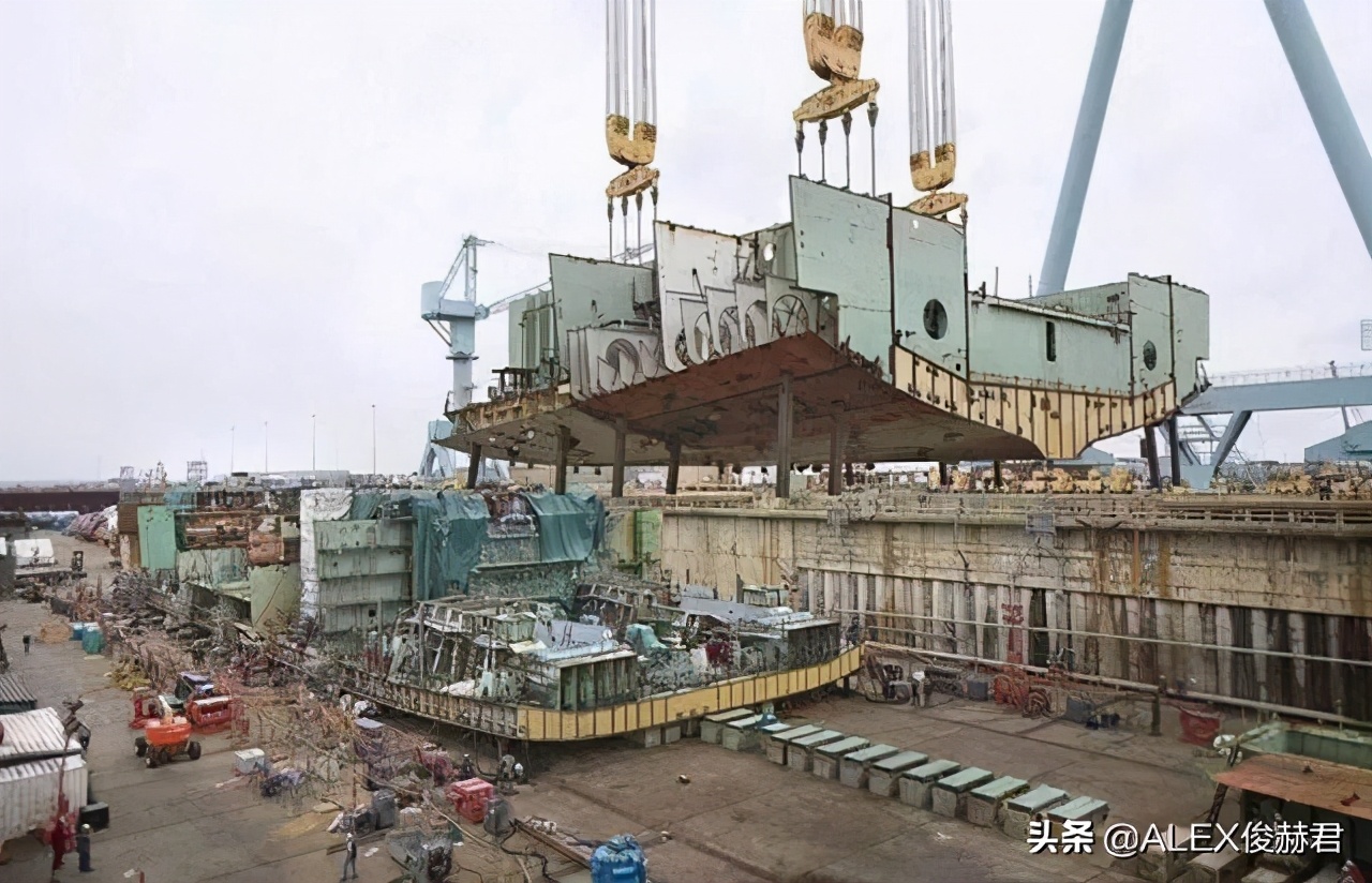 全球最强航母将交付：12万吨75架舰载机，问题和