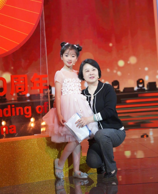 阿拉蕾8歲近照曝光，扎高高雙馬尾超可愛，肉嘟嘟臉蛋瘦出尖下巴