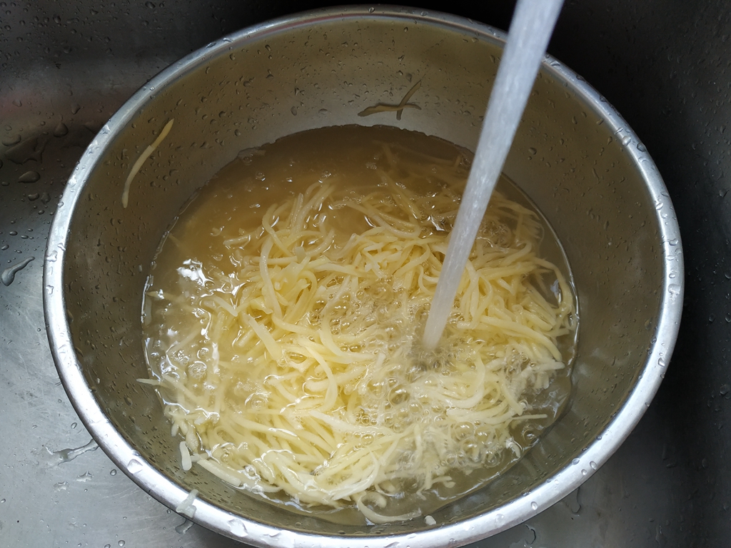 How can potato shreds keep on being fried?  The farmer’s chef has a trick, the taste is mellow and chewy