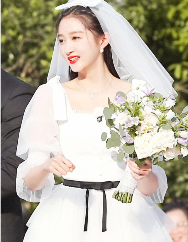 一直被嘲身材太壮，当关晓彤穿上“婚纱”亮相